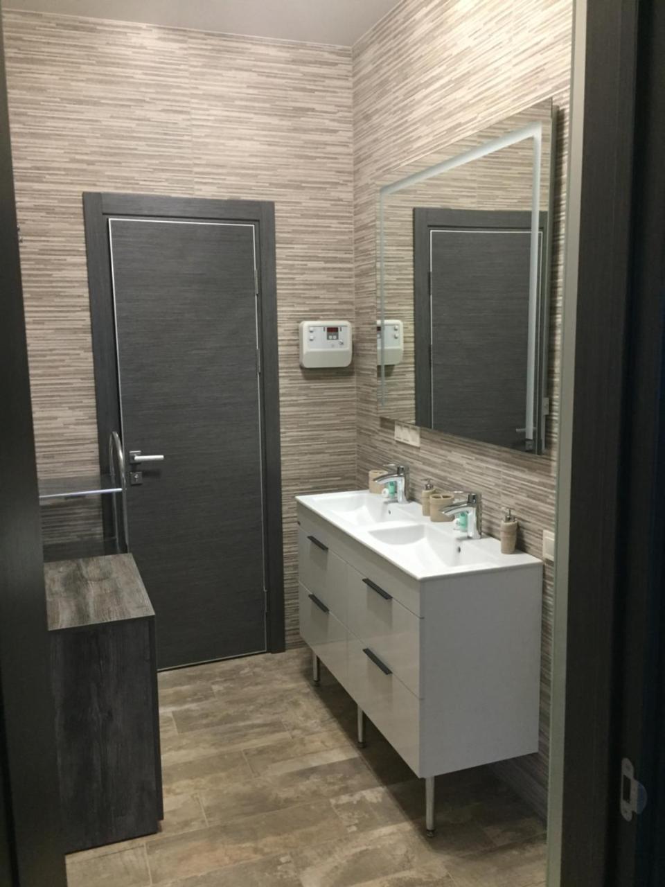 Apart Hotel Lake Apartments מלון דירות 3*